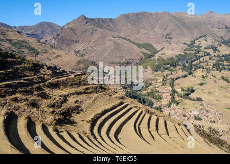 Terrazzamenti agricoli che si affaccia sulla valle di Inca Pisac parco archeologico, Pisac, regione di Cusco, Perù Foto Stock