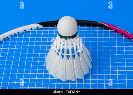 Badminton volano e racket su sfondo blu Foto Stock