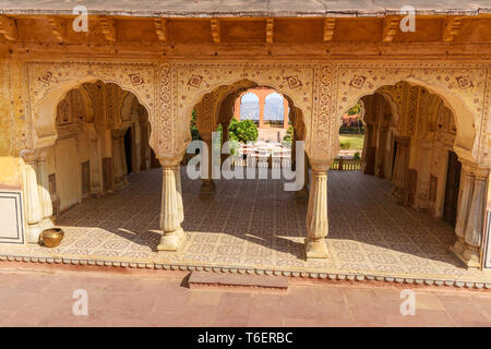 Aram Mandir e giardino Charbagh in Jaigarh Fort. Jaipur. Rajasthan in India Foto Stock