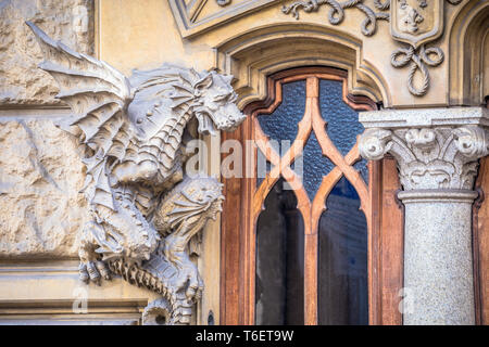 Torino, Italia - Dragon vittoria sulla facciata del palazzo Foto Stock