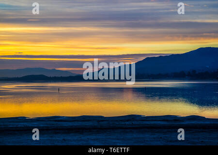 Drammatico tramonto vibrante paesaggio nel lago di Elsinore, California Foto Stock