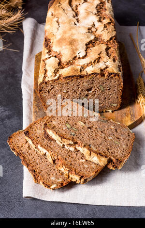Delizioso e sano fatti in casa a base di pane integrale con miele Foto Stock
