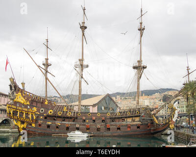 Genova Italia Dicembre 23, 2017: Nettuno replica di un galeone spagnolo attraccato Foto Stock