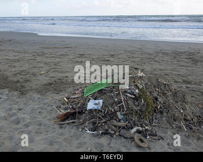 Inquinamento dell'oceano: rifiuti raccolti su di una spiaggia di sabbia: lotti di oggetti per la maggior parte realizzati in plastica miscelata con residui di naturale Foto Stock