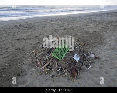 Inquinamento dell'oceano: rifiuti raccolti su di una spiaggia di sabbia: lotti di oggetti per la maggior parte realizzati in plastica miscelata con residui di naturale Foto Stock