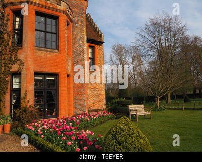 Chenies Manor House e Giardini in aprile mostra colorato tulip frontiere in sfumature di rosa. Foto Stock