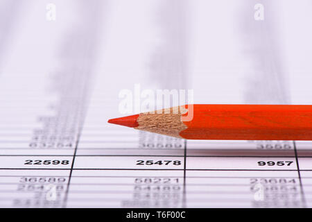 Business finanziario dati e calcualtion con matita rossa Foto Stock