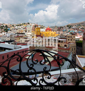 Guanajuato Città centro storico come si vede da una porta del balcone, Guanajuato, Messico. Foto Stock