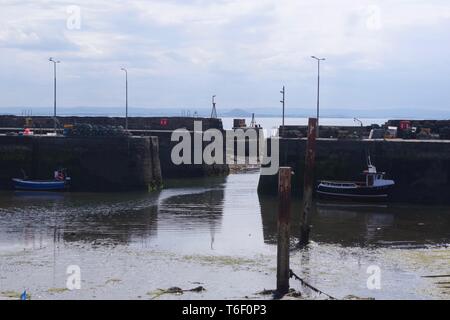 Barche da pesca ormeggiate presso il St Monans Harbour a bassa marea su una giornata d'estate. Regno di Fife, Scozia, Regno Unito. Foto Stock