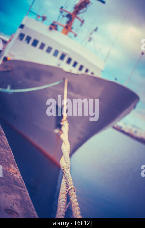 Nave commerciale nel porto Foto Stock