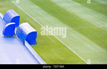 Il calcio al campo di calcio con banco pullman Foto Stock