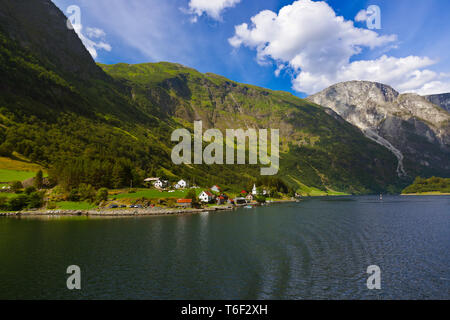Villaggio nel fiordo Sognefjord - Norvegia Foto Stock
