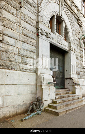 Statua del mendicante vicino a banca - Bergen in Norvegia Foto Stock