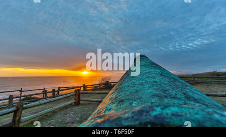 Tramonto sulla spiaggia con un cannone Foto Stock