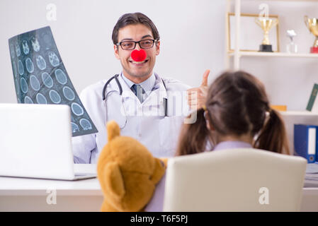 Funny pediatra con bambina a regolari check-up Foto Stock