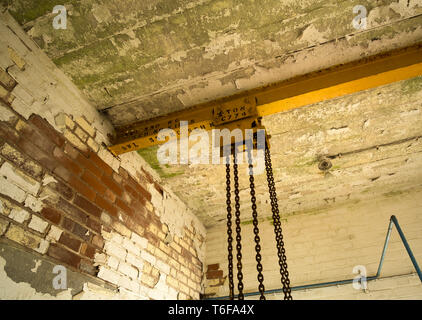 Vecchio funzionare giù il blocco e il paranco argano di sollevamento Foto Stock