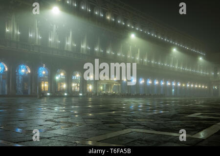 Piazza San Marco nella nebbia. Venezia, Italia Foto Stock