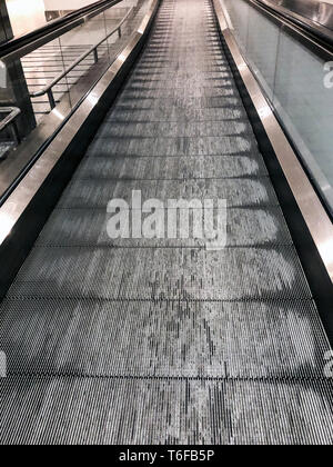 Escalator vista dalla prospettiva in prima persona. Foto Stock