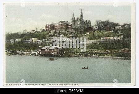 Detroit Publishing Company cartolina vintage riproduzione della Georgetown University vista dal fiume Potomac, Washington, Distretto di Columbia, 1914. Dalla Biblioteca Pubblica di New York. () Foto Stock