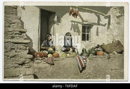 Detroit Publishing Company vintage cartolina delle due donne preparazione del mais, zucche e squash per un Hopi ringraziamento, 1914. Dalla Biblioteca Pubblica di New York. () Foto Stock