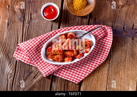 Salsiccia in salsa di curry Foto Stock