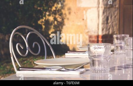 Ristorante tavola con piatti e bicchieri Foto Stock