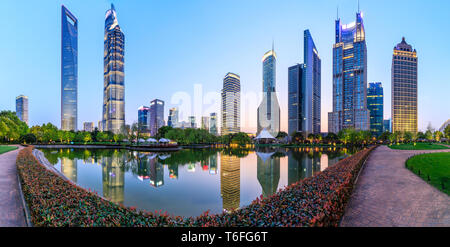 Shanghai moderni edifici di uffici commerciali scenario di notte Foto Stock