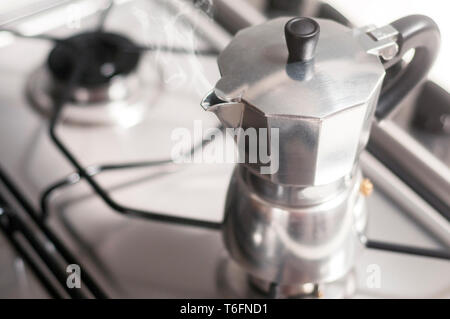 Una fumante pentola moka sul fornello da cucina Foto Stock