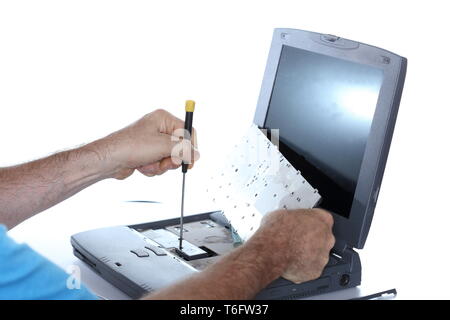 Lavoratore è la riparazione di un computer portatile Foto Stock