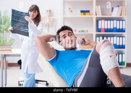 Sports player visitando medico dopo la lesione Foto Stock