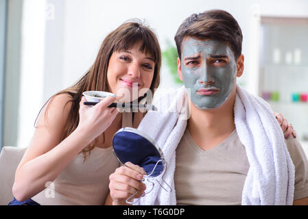 Bello di applicare la maschera di argilla sulla faccia Foto Stock