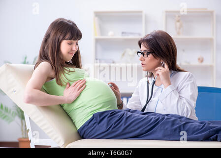 Donna incinta visita medico per regolare controllo Foto Stock