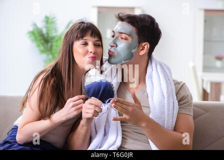 Bello di applicare la maschera di argilla sulla faccia Foto Stock