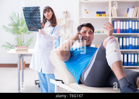 Sports player visitando medico dopo la lesione Foto Stock