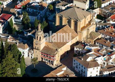 Chiesa di SANTA MARIA LA MAYOR NELLA CITTÀ VECCHIA di Ronda (vista aerea). Andalusia, Spagna. Foto Stock