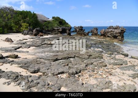 Le formazioni rocciose sulla spiaggia di Azura Quilalea isola privata, Quirimbas arcipelago, Mozambico, Africa Foto Stock