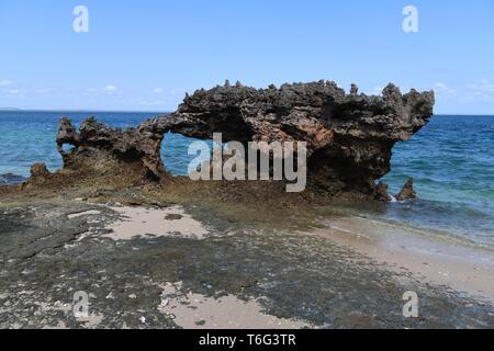 Le formazioni rocciose sulla spiaggia di Azura Quilalea isola privata, Quirimbas arcipelago, Mozambico, Africa Foto Stock