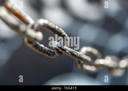 Catena su uno sfondo sfocato Foto Stock