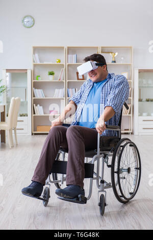 Uomo disabili studiando con occhiali per realtà virtuale Foto Stock