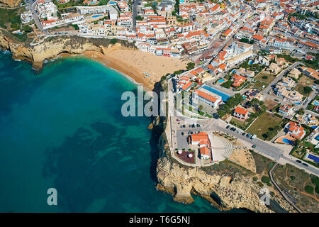 VISTA AEREA. Resort sul mare con un paesaggio marino di spiagge sabbiose e scogliere torreggianti. Carvoeiro, Algarve, Portogallo. Foto Stock