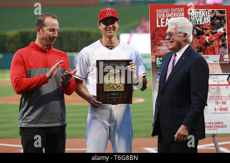 Los Angeles, Stati Uniti d'America. Aprile 30, 2019: Los Angeles Angels pitcher Shohei Ohtani (17) riceve il suo premio per il rookie dell'anno durante il pre-partita tra il Toronto Blue Jays e il Los Angeles gli angeli di Anaheim presso Angel Stadium di Anaheim, CA, (foto di Peter Joneleit, Cal Sport Media) Credito: Cal Sport Media/Alamy Live News Foto Stock