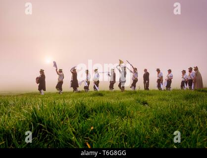 Wilmington, UK. Il 1 maggio, 2019. Longman Morris Dancing in the misty dawn sotto l'uomo lungo di Wilmington sulla South Downs, facente parte del loro giorno di maggio celebrazioni vicino a Eastbourne, East Sussex. Credito: Jim Holden/Alamy Live News Foto Stock