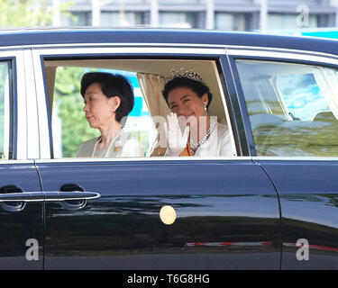 Tokyo, Giappone. Il 1 maggio, 2019. Il Giappone è di nuovo l'Imperatrice Masako onde dal suo veicolo alla partenza presso il palazzo imperiale a Tokyo in Giappone il 1 maggio 2019, il primo giorno del Reiwa Ser. Credito: MATSUO.K/AFLO/Alamy Live News Foto Stock