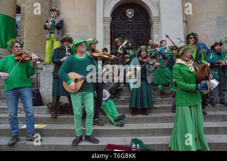 Oxford, Regno Unito. Il 1 maggio, 2019. Una folla di persone raccolte sul Ponte di Maddalena di ascoltare un coro che canta sulla cima di la Maddalena College Tower per una tradizione yearlong durante la Mayday celebrazione. Danza per strada segue dopo una notte di bere e di università mayday danza. Credito: Pete Lusabia/Alamy Live News Foto Stock