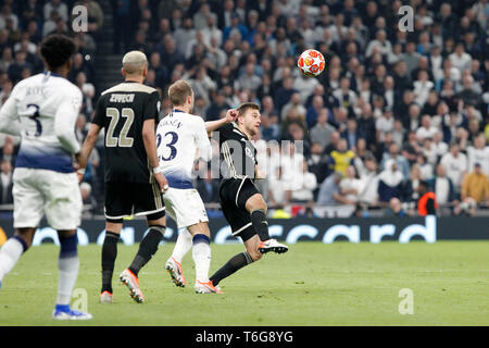 Londra, Regno Unito. 30 apr, 2019. Joel Veltman di Ajax durante la UEFA Champions League Semi Final match tra Tottenham Hotspur e Ajax a Tottenham Hotspur Stadium, Londra, Inghilterra il 30 aprile 2019. Foto di Carlton Myrie. Solo uso editoriale, è richiesta una licenza per uso commerciale. Nessun uso in scommesse, giochi o un singolo giocatore/club/league pubblicazioni. Foto Stock