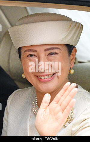 Tokyo, Giappone. Il 1 maggio, 2019. Il Giappone è di nuovo l'Imperatrice Masako onde dal suo veicolo vicino al palazzo imperiale a Tokyo in Giappone il 1 maggio 2019, il primo giorno del Reiwa Ser. Credito: MATSUO.K/AFLO/Alamy Live News Foto Stock