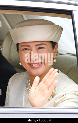 Tokyo, Giappone. Il 1 maggio, 2019. Il Giappone è di nuovo l'Imperatrice Masako onde dal suo veicolo vicino al palazzo imperiale a Tokyo in Giappone il 1 maggio 2019, il primo giorno del Reiwa Ser. Credito: MATSUO.K/AFLO/Alamy Live News Foto Stock