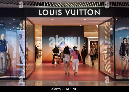Hong Kong. 26 apr, 2019. I clienti sono visibili all'interno del lusso francese del marchio di moda negozio Louis Vuitton e il logo che si vede al centro commerciale di Times Square in Causeway Bay Hong Kong. Credito: Budrul Chukrut SOPA/images/ZUMA filo/Alamy Live News Foto Stock