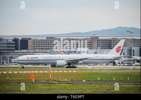 Il 30 aprile 2019, Assia, Frankfurt/Main: Un Air China è di Aeromobili in rullaggio a aeroporto di Francoforte. Foto: Andreas Arnold/dpa Foto Stock