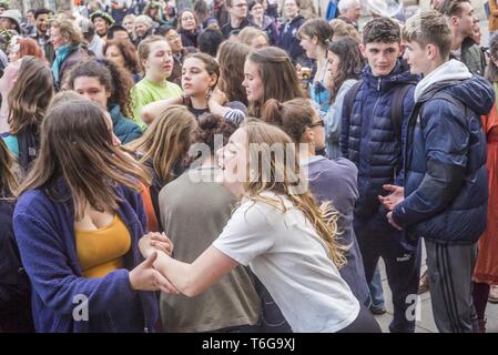 Oxford, Inghilterra, Regno Unito. Il 1 maggio, 2019. Festaioli vedere in primavera durante il mese di maggio la mattina in Oxford, Regno Unito. Ogni anno per 500 anni gli uomini si sono riuniti a 6am per ascoltare i coristi di Magdalen College cantate dal grande torre. La folla di curiosi, molti dei quali erano stati su tutta la notte partying, danza per le bande di strada e di partecipare con i tradizionali danze Morris. Credito: Asta Harbinson/ZUMA filo/Alamy Live News Foto Stock